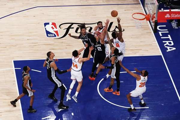 NBA總決賽史上十大高光時(shí)刻：阿奴諾比"神級(jí)補(bǔ)籃"位列第五