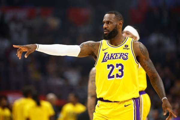 NBA重磅！詹姆斯確認(rèn)離開(kāi)湖人 官方深情告別"永遠(yuǎn)是家人" 聯(lián)手庫(kù)里概率激增